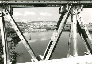 גשר הזמני, נוף חיפה ממזרח, 1960, צילום: קורט ברמן, ארכיון אוניברסיטת חיפה